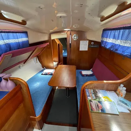 Downtown Sailboat - Vega 2 *