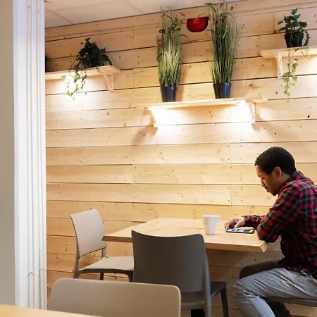 Slottsskogens Hostel *