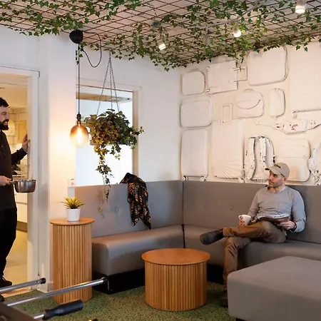 Slottsskogens Hostel *