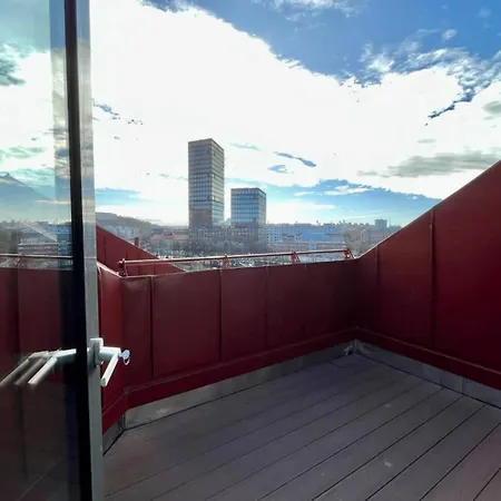 Cozy Private Terrace Flat In Central