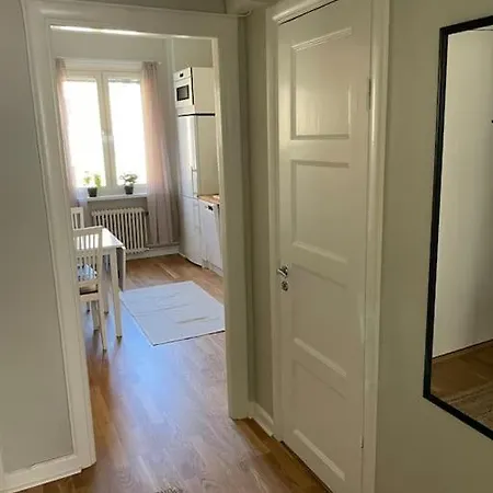 Newly Renovated Close To Centre *