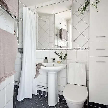 Rymlig Och Modern Laegenhet I Lugnt Laege