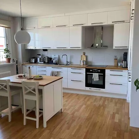 Rymlig Och Modern Laegenhet I Lugnt Laege Appartamento Goteborg