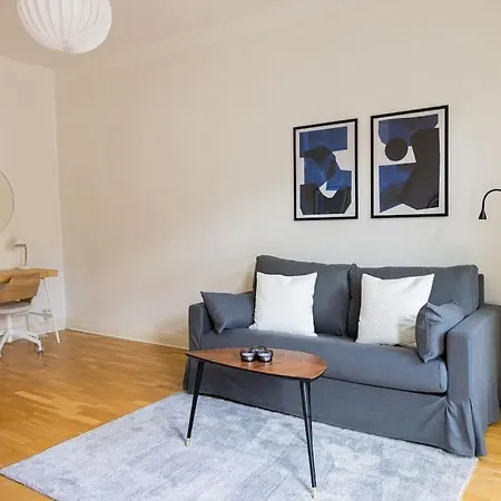 Modern, Light Apt City Center Apartment *