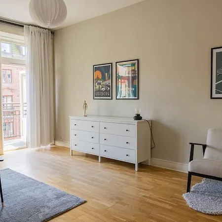 Modern, Light Apt City Center Apartment