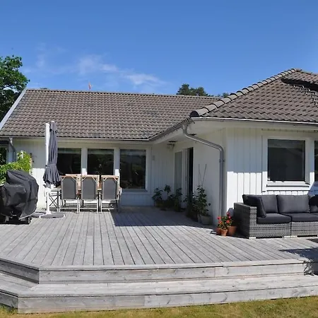 House By The Sea, Naeset Villa