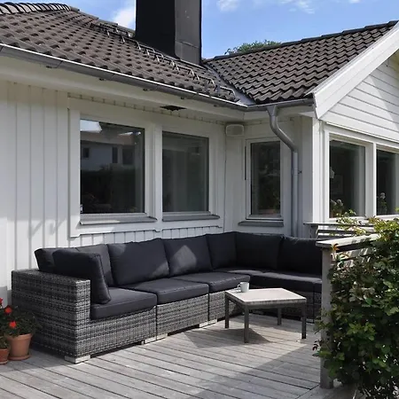 Villa House By The Sea, Naeset