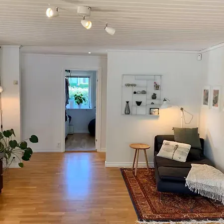 House By The Sea, Naeset Villa