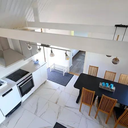 3 - 16 Beds - Views - *