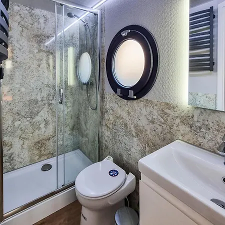 Stunning Ship In With Sauna 4*