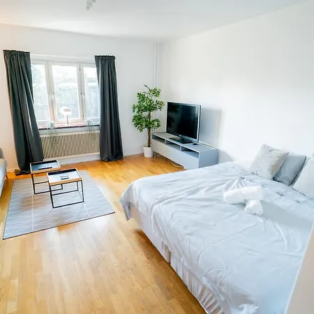 Welcoming Near Cafes, & Tram Lines