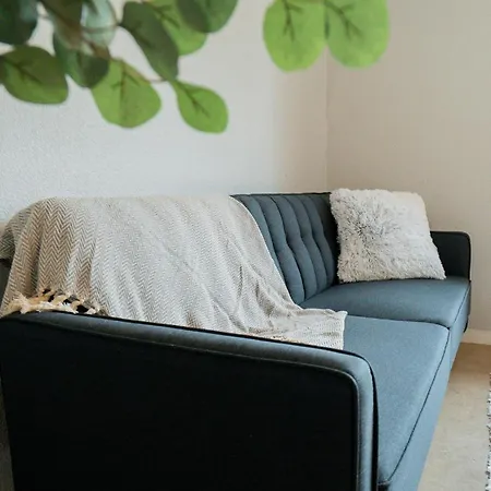 Stylish, Close To Tram & Shops