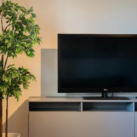 Welcoming Near Cafes, & Tram Lines Lägenhet