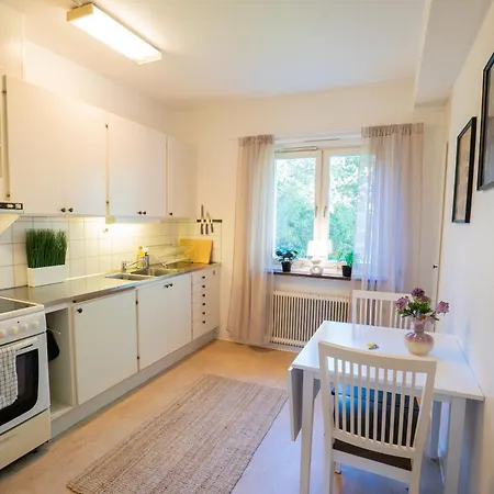 Welcoming Near Cafes, & Tram Lines *