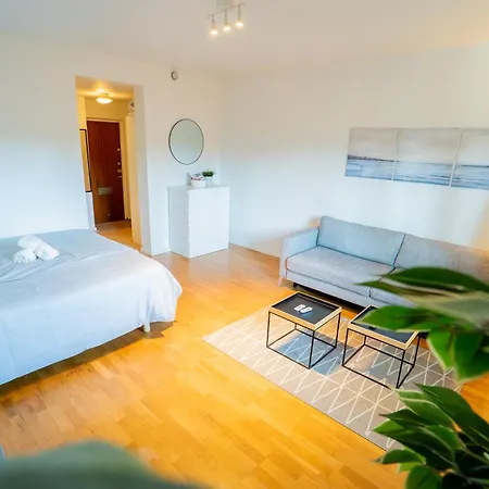 Welcoming Near Cafes, & Tram Lines *