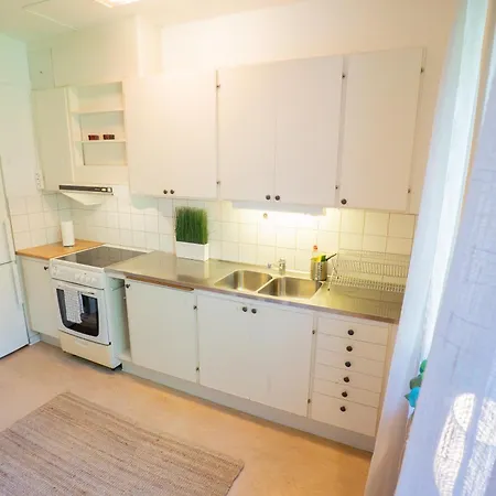 Welcoming Near Cafes, & Tram Lines *