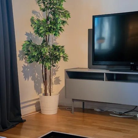 Welcoming Near Cafes, & Tram Lines