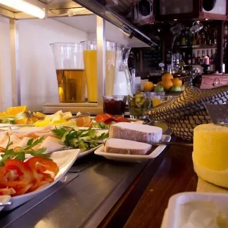 Treetop Hangout & Hotel 3*