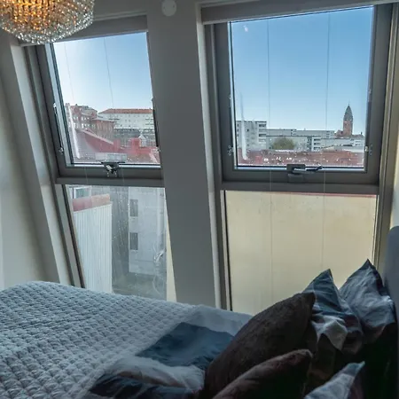 Floor With Rooftop, 1br In Great Location Apartment *