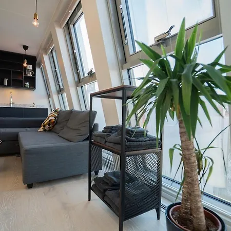 Apartman Floor With Rooftop, 1br In Great Location *