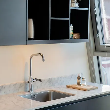 Apartman Floor With Rooftop, 1br In Great Location *