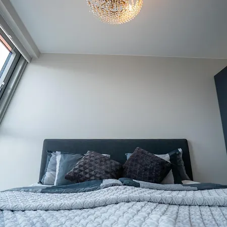 Floor With Rooftop, 1br In Great Location *