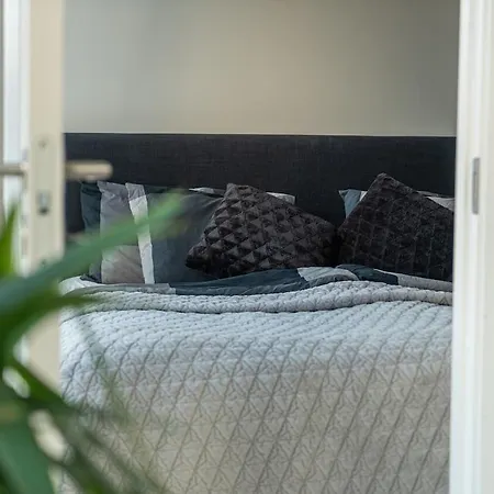 Floor With Rooftop, 1br In Great Location *