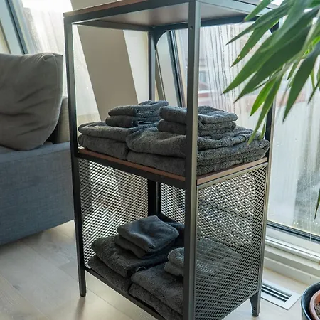 Apartman Floor With Rooftop, 1br In Great Location