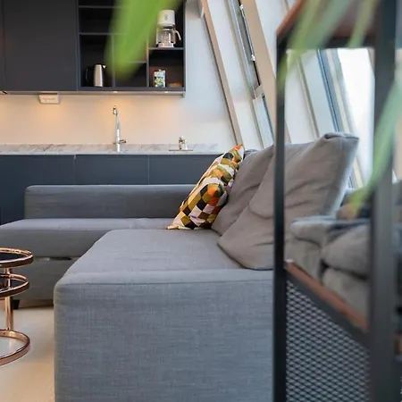 Floor With Rooftop, 1br In Great Location