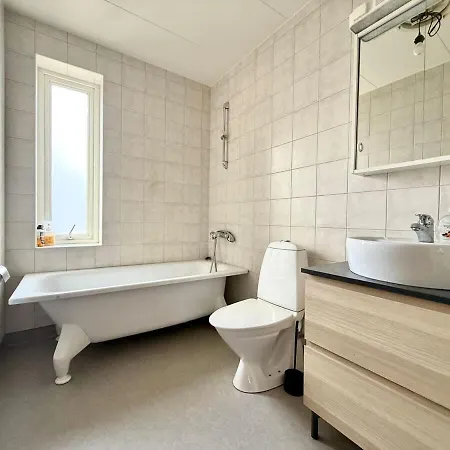 Business Groups - 4 Bedrooms - 7 Beds - Near Volvo Holiday home