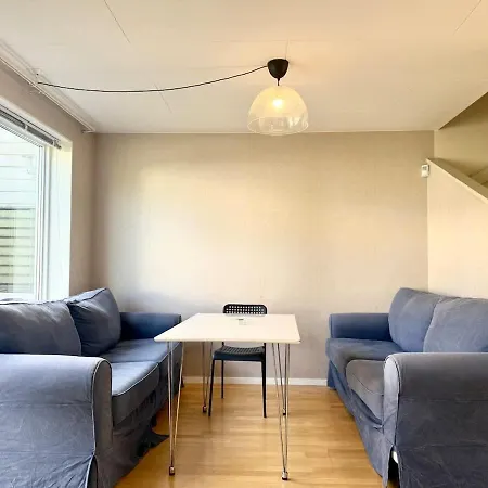Business Groups - 4 Bedrooms - 7 Beds - Near Volvo Holiday home *