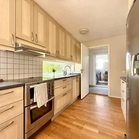 Business Groups - 4 Bedrooms - 7 Beds - Near Volvo Holiday home *