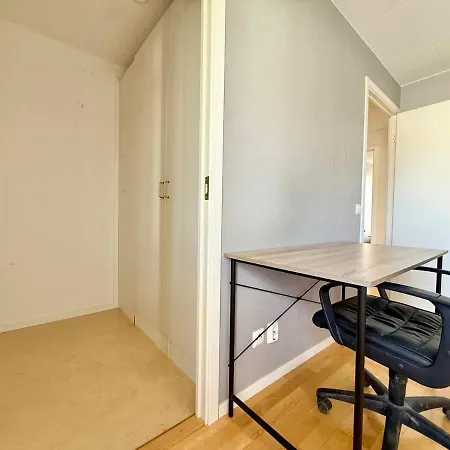 Business Groups - 4 Bedrooms - 7 Beds - Near Volvo Holiday home
