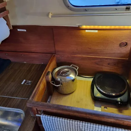 Cozy Sailboat In 보트호텔