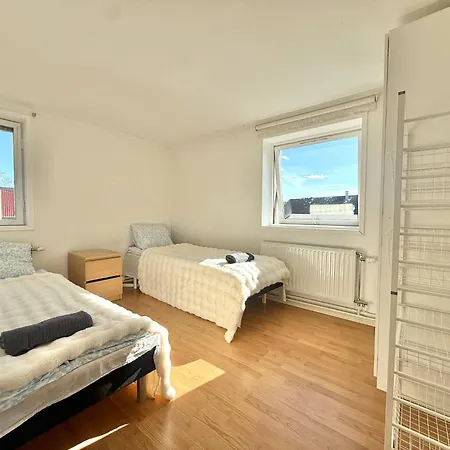 Workers • 19 Beds • 3 Kitchens • Volvo • Parking