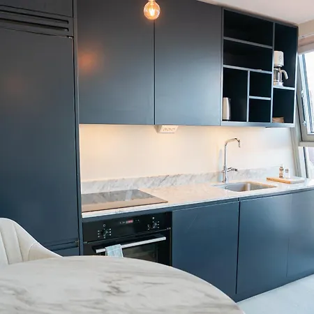 Floor With Rooftop, 1br In Great Location Apartment *