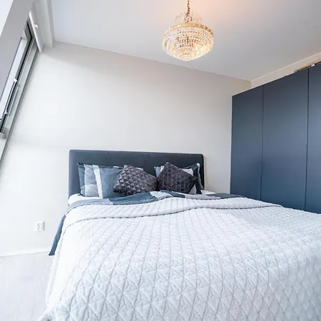 Apartment Floor With Rooftop, 1br In Great Location *