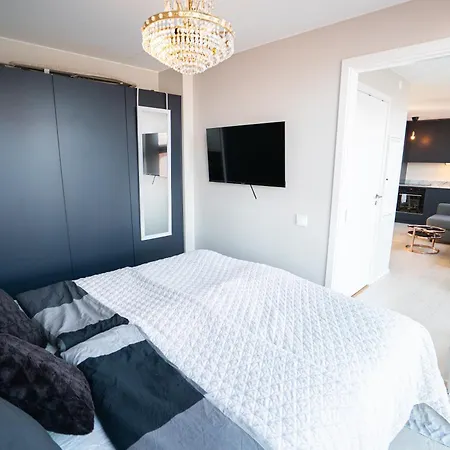 Floor With Rooftop, 1br In Great Location Apartment *