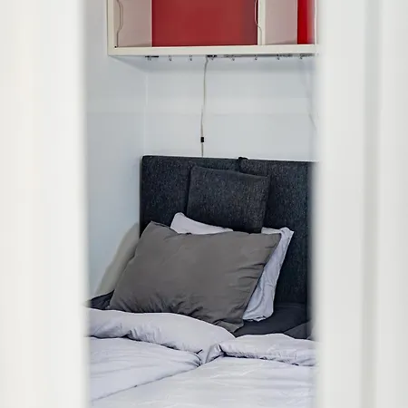 Apartment Convenient Duplex In With Privacy & Comfort Gothenburg