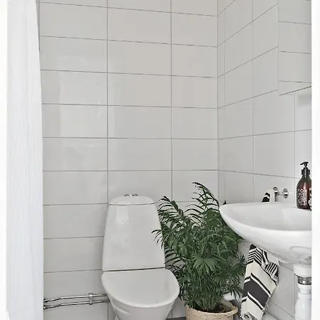 Hébergement de vacances Small House Nearby City And Walking Distance To The Sea!