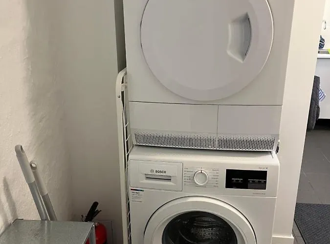 Apartment Spacious & Affordable Stay, 8 Sleeps With Garden! Göteborg