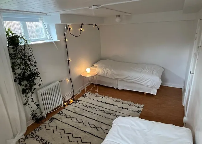 Apartment Spacious & Affordable Stay, 8 Sleeps With Garden! *