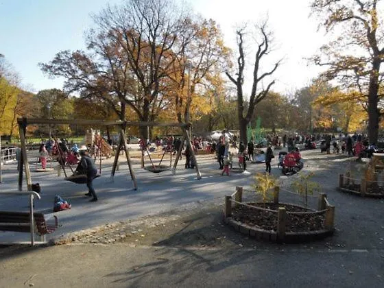 Spacious & Affordable Stay, 8 Sleeps With Garden! Göteborg