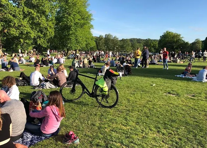 Spacious & Affordable Stay, 8 Sleeps With Garden! Apartment Göteborg