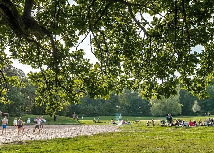 Spacious & Affordable Stay, 8 Sleeps With Garden! *