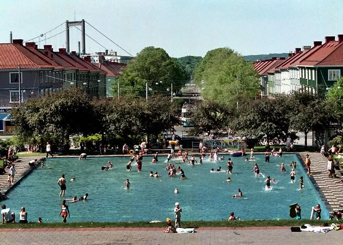 Apartment Spacious & Affordable Stay, 8 Sleeps With Garden! Göteborg