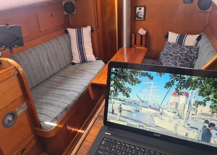 Botel Downtown Sailboat - Vega 1