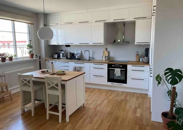 Rymlig Och Modern Laegenhet I Lugnt Laege Appartamento Goteborg