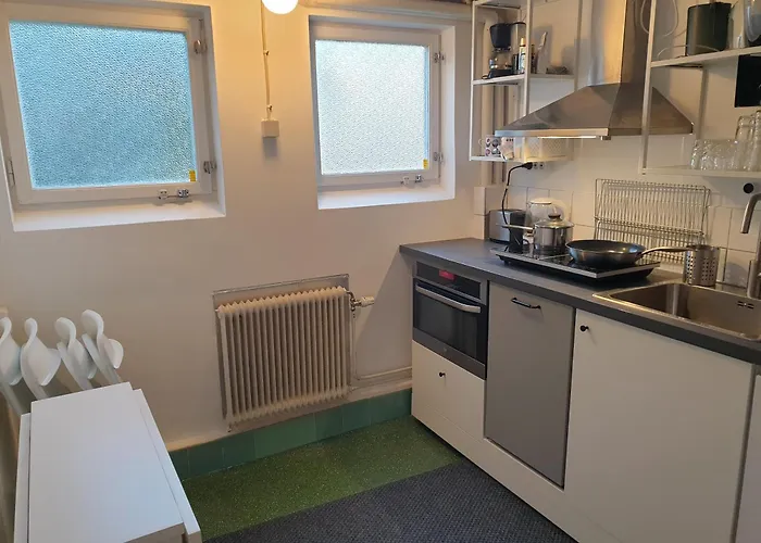 Cozy In 50s 10 Min Tram Ride To Apartment