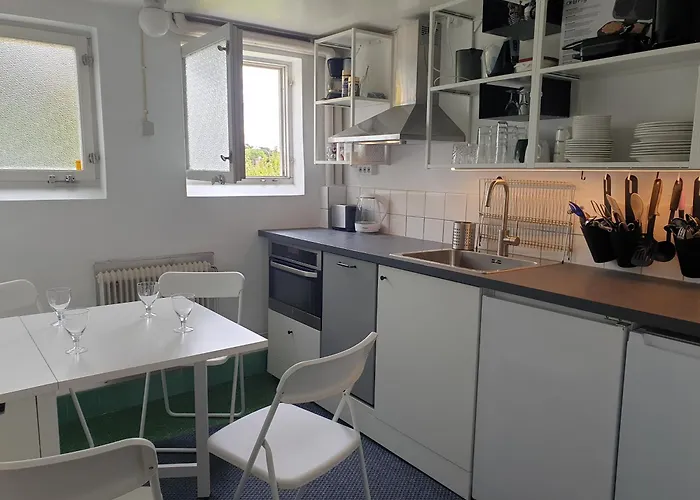 Apartment Cozy In 50s 10 Min Tram Ride To